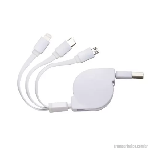 Cabo Retrátil personalizado - Carregue 3 dispositivos de uma vez! Com as entradas Lightning/iPhone, V8/Android e Tipo-C/Android. Suporte com rolamento e trava automática. Frente lisa e parte traseira com área para aplicação de adesivo ou etiqueta resinada. É a praticidade e a economia em espaço para carregar tudo de uma só vez!