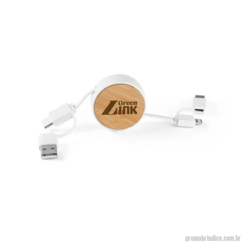 Cabo Retrátil personalizado - Cabo retrátil personalizado 6 em 1, produzido em ABS e bambu, ideal para carregar diferentes dispositivos com praticidade no dia a dia. Possui uma extremidade USB-C com adaptador para USB-A e, na outra, conector 2 em 1 micro-USB/Lightning com adaptador para USB-C. O sistema retrátil ajuda a manter o cabo compacto e organizado, sendo excelente para viagens, escritório, carro, eventos e kits corporativos. Acompanha caixa presenteável em papel kraft reciclado. Pode ser personalizado com logotipo ou identidade visual da empresa, tornando-se uma ótima opção de brinde tecnológico e sustentável para clientes e colaboradores. Medidas aproximadas: 4 x 13 cm; cabo estendido: até 80 cm.