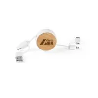 Cabo retrátil personalizado 6 em 1, produzido em ABS e bambu, ideal para carregar diferentes dispositivos com praticidade no dia a dia. Possui uma extremidade USB-C com adaptador para USB-A e, na outra, conector 2 em 1 micro-USB/Lightning com adaptador para USB-C. O sistema retrátil ajuda a manter o cabo compacto e organizado, sendo excelente para viagens, escritório, carro, eventos e kits corporativos. Acompanha caixa presenteável em papel kraft reciclado. Pode ser personalizado com logotipo ou identidade visual da empresa, tornando-se uma ótima opção de brinde tecnológico e sustentável para clientes e colaboradores. Medidas aproximadas: 4 x 13 cm; cabo estendido: até 80 cm.