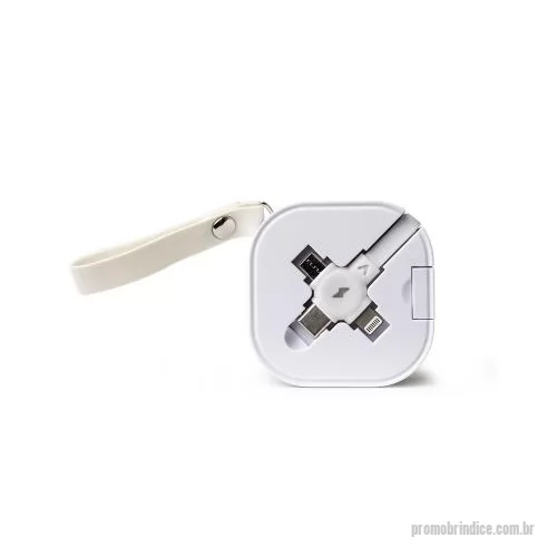 Cabo USB personalizado - Cabo USB retrátil com suporte para celular. Contém entradas Lightning/iPhone, V8/Android, Tipo-C/Android e 4 diferentes ajustes do comprimentos dos cabos. Suporte de frente lisa e com alça para transporte em couro sintético. 5,7 cm x 5,7 cm x 2,5 cm