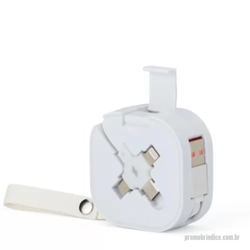 Cabo USB personalizado - Cabo USB retrátil com suporte para celular. Contém entradas Lightning/iPhone, V8/Android, Tipo-C/Android e 4 diferentes ajustes do comprimentos dos cabos. Suporte de frente lisa e com alça para transporte em couro sintético.