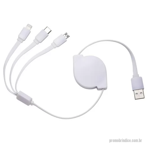 Cabo USB personalizado - Cabo USB retrátil com as entradas Lightning/iPhone, V8/Android e Tipo-C/Android. Suporte com rolamento e trava automática. Suporte com frente lisa e parte traseira com área para aplicação de adesivo ou etiqueta resinada.  Material: Plástico Altura :  4,1 cm Largura :  5,8 cm Comprimento do cabo: 1,06 m Medidas aproximadas para gravação (CxL):  3,8 cm x 3,8 cm Peso aproximado (g):  37  Modo de uso: Para estender o alcance dos cabos, puxe as extremidades (cabo de entrada e cabo de saída) ao mesmo tempo para que estes sejam alongados. O rolamento possui quatro estágios de trava, após identificar o tamanho de extensão desejada, volte um pouco o rolamento para acionar a trava do suporte. Atenção, evite puxar apenas um lado dos cabos, isto poderá danificar o rolamento e assim prejudicar o funcionamento do mesmo.