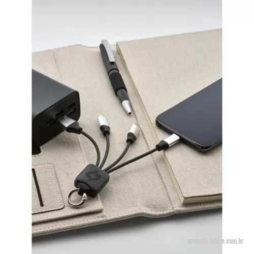 Cabo USB personalizado - Cabo USB de carregamento rápido 4 em 1 com corpo em PET 100% reciclado (100% rPET). Contém uma porta de USB-A de entrada e uma USB-C, uma micro-USB e uma lightning de saída. Adequado para carregar smartphones. Fornecido em caixa presente de papel Kraft. 100 x 40 mm | Caixa: 70 x 19 x 165 mm
