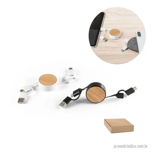 Cabo USB personalizado - Cabo retrátil 6 em 1 em bambu e ABS. Uma das extremidades é USB-C com adaptador para USB-A, enquanto que na outra extremidade existe uma ponta especial 2 em 1 microUSB e lightning com adaptador para USB-C. Fornecido em caixa presente de papel kraft r