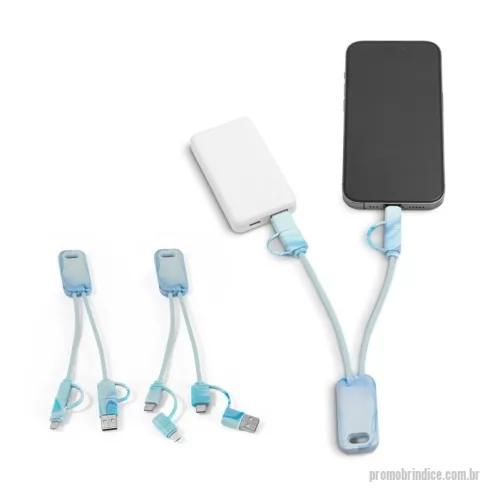Cabo USB personalizado - Cabo super-rápido 6 em 1 em PET 100% reciclado. A sua tonalidade de mistura de tons azuis é proporcionada graças ao processo de reciclagem que inclui tampas de garrafas, criando um padrão único em cada unidade. Além de permitir carregamento super-rápido de 65W via USB-C, permite também a transferência de dados. Ambas as extremidades são USB-C, uma com adaptador para USB-A e outra com um adaptador especial 2 em 1 microUSB e lightning.