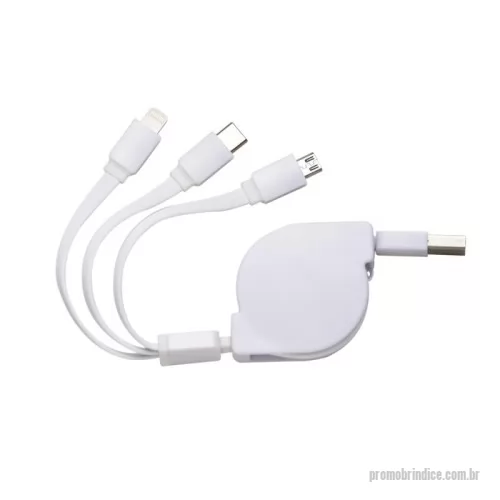 Cabo USB personalizado - Descrição: Carregue 3 dispositivos de uma vez! Com as entradas Lightning/iPhone, V8/Android e Tipo-C/Android. Suporte com rolamento e trava automática. Frente lisa e parte traseira com área para aplicação de adesivo ou etiqueta resinada. É a praticidade e a economia em espaço para carregar tudo de uma só vez!