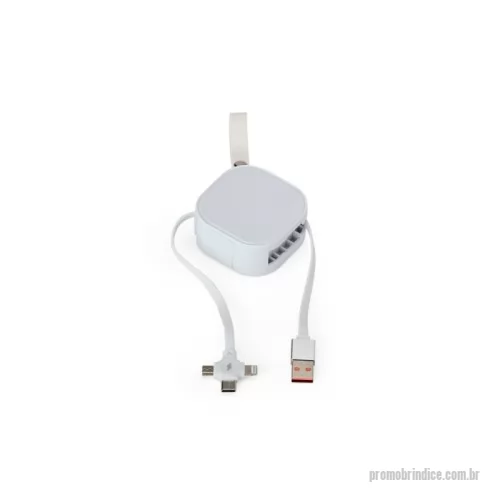Cabo USB personalizado - Cabo USB retrátil com níveis de ajuste e extensão máxima de 1,15 metro. Possui uma ponta com saída tripla USB-C, Micro USB e Lightning e outra com conexão USB-A. Conta ainda com suporte lateral para smartphones e alça em couro sintético para transporte.   Obs.: O cabo USB-C possui compatibilidade para transferência de dados somente com dispositivos Android.  Altura :  5,6 cm  Largura :  5,6 cm  Comprimento :  cabo: 116,2 cm  Espessura :  2,5 cm