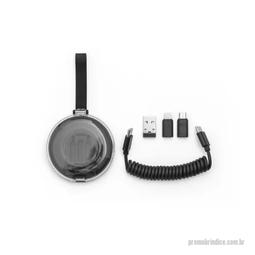 Cabo USB personalizado - Cabo carregador personalizado 6 em 1 com formato espiral, carregamento super-rápido e adaptadores para diferentes dispositivos. Possui conexão principal USB-C para USB-C com potência de até 60W e adaptadores USB-C para USB-A, micro-USB e Lightning, oferecendo praticidade para carregar celulares, tablets e outros dispositivos compatíveis. Também permite transferência de dados de até 480 Mbps. O formato espiral mantém o cabo compacto e organizado, sendo ideal para uso no carro, escritório, viagens e dia a dia. Acompanha caixa presenteável branca, tornando-se uma excelente opção de brinde tecnológico para empresas, clientes, colaboradores, eventos e kits corporativos. Produzido em PC, PP, TPE e alumínio. Cabo estendido com aproximadamente 75 cm. Pode ser personalizado com logotipo ou identidade visual da empresa.