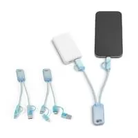 Cabo super-rápido 6 em 1 em PET 100% reciclado. A sua tonalidade de mistura de tons azuis é proporcionada graças ao processo de reciclagem que inclui tampas de garrafas, criando um padrão único em cada unidade. Além de permitir carregamento super-rápido de 65W via USB-C, permite também a transferência de dados. Ambas as extremidades são USB-C, uma com adaptador para USB-A e outra com um adaptador especial 2 em 1 microUSB e lightning.