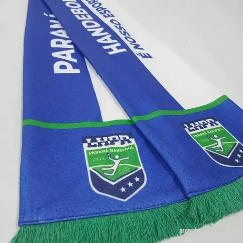 Cachecol esportivo personalizado - Soft dupla face 140x20. Cachecol de tecido soft, estampado dos dois lados com as cores e o escudo do time, clube ou evento. Acabamento em overloque. Também com 180 cm. Para torcidas, clubes, blocos, escolas e eventos esportivos. Pedido mínimo: 30 peças. Arte criada pelo nosso estúdio, sem custo no pedido fechado. Fábrica própria no Rio de Janeiro e envio para todo o Brasil. Prazo a partir de 15 dias úteis após a aprovação da arte e o pagamento.