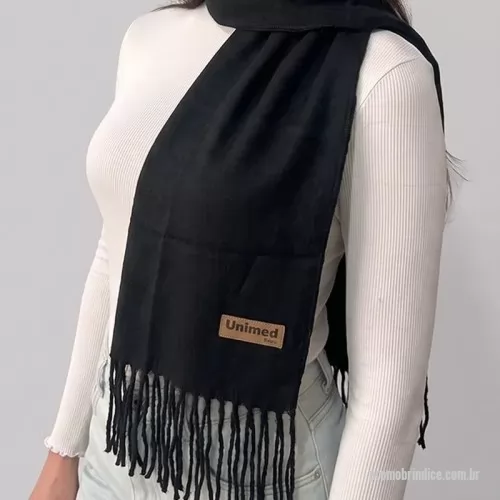 Cachecol personalizado - Lã · bordado ou couro. Cachecol de lã 177x20 com a sua marca bordada ou em etiqueta de couro. Também em tecido soft dupla face, com 140 ou 180 cm. Presente de inverno para clientes e equipes. Pedido mínimo: 30 peças. Atendimento direto, arte criada pelo nosso estúdio sem custo no pedido fechado e envio para todo o Brasil. Prazo a partir de 15 dias úteis após a aprovação da arte e o pagamento.