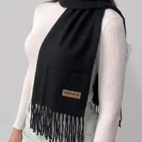 Lã · bordado ou couro. Cachecol de lã 177x20 com a sua marca bordada ou em etiqueta de couro. Também em tecido soft dupla face, com 140 ou 180 cm. Presente de inverno para clientes e equipes. Pedido mínimo: 30 peças. Atendimento direto, arte criada pelo nosso estúdio sem custo no pedido fechado e envio para todo o Brasil. Prazo a partir de 15 dias úteis após a aprovação da arte e o pagamento.