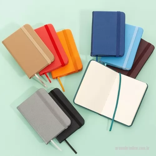 Caderneta personalizada - Descrição: Mini Caderneta tipo moleskine, produzida em material sintético brilhante com marcador de página em cetim e fita elástica para fechar. Contém aproximadamente 80 folhas amareladas sem pauta.  Largura :  7,4 cm  Espessura :  1,3 cm  Comprimento :  10,5 cm  Medidas aproximadas para gravação (CxL):  10,3 cm x 6,9 cm  Peso aproximado (g):  61