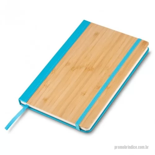 Caderneta personalizada -  Caderneta em bambu pautada com detalhes de couro sintético. Possui aproximadamente 72 folhas, elástico para lacer e marcador de página em cetim.