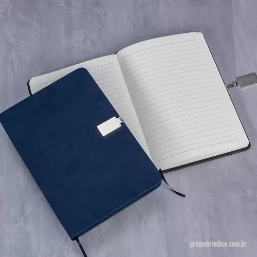 Caderneta personalizada - Caderneta de anotações emborrachado com fecho metálico imantado. 96 folhas amarelas pautadas e marca página em cetim. 14x21cm
