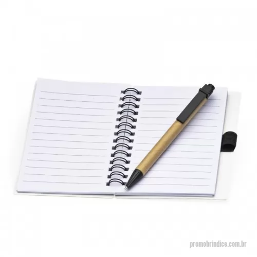 Caderneta personalizada - Caderneta com capa em papel com acabamento brilhoso e porta caneta, possui aproximadamente 70 folhas brancas pautadas. Acompanha caneta de papelão com detalhes plásticos, carga esferográfica azul e acionamento por clique.