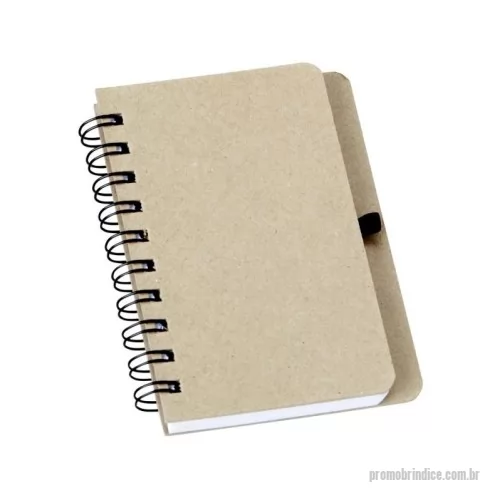 Caderneta personalizada - Caderneta capa dura em kraft com wire-o e porta caneta. Contém aproximadamente 100 páginas não pautadas na cor branca.
