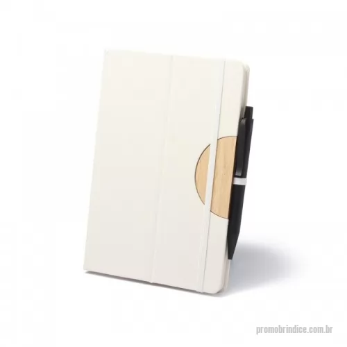 Caderneta personalizada - Caderneta com tampa de função de suporte para smartphone. Produzido com caixa de leite, possui guarnições em bambu, porta canetas e elástico branco com 80 folhas(g/m2)pautadas na cor bege.
