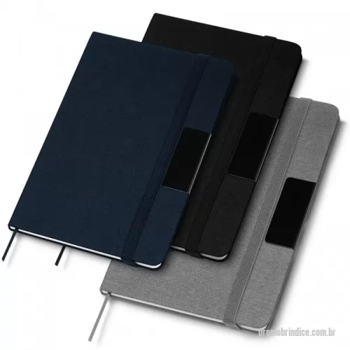 Caderneta personalizada - Caderneta com capa dura em RPET (PET Reciclado) e inox, com porta caneta e marca página em cetim. Contém aproximadamente 80 folhas com pauta 21 x 14,6 cm