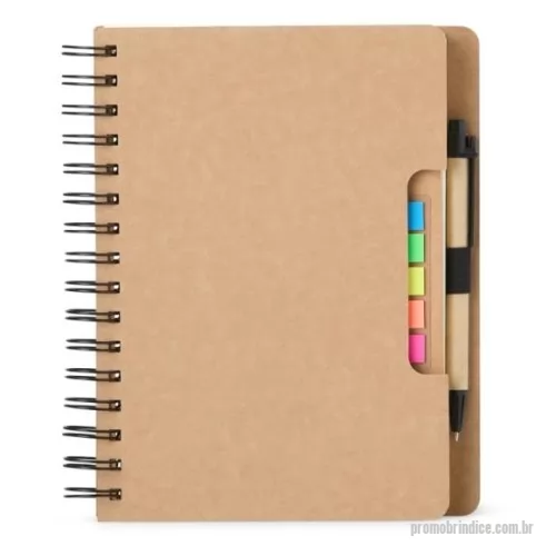 Caderneta personalizada -  Caderneta ecológica com autoadesivos e caneta, com capa produzida em papelão kraft. Contém miolo com aproximadamente 70 folhas pautadas, suporte de nylon acompanhando, caneta de papelão com clip e ponteira de plástico com carga esferográfica 1.0mm e acionamento por clique. Bloco autoadesivo amarelo com aproximadamente 20 folhas, bloco verde com aproximadamente 20 folhas, cinco blocos coloridos autoadesivos com aproximadamente 20 folhas, 3 blocos coloridos com aproximadamente 20 folhas.