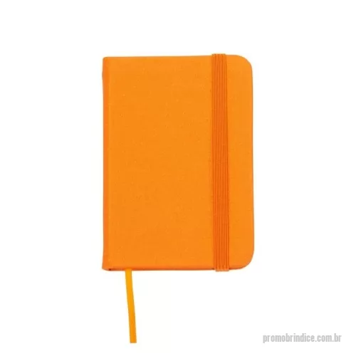 Caderneta personalizada - Mini Caderneta em material sintético brilhante com marcador de página em cetim e fita elástica para fechar. Contém aproximadamente 80 folhas amareladas sem pauta.  Altura :  10,3 cm  Largura :  7,4 cm  Espessura :  1,5 cm