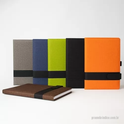 Caderneta personalizada -  Seja para escrever compromissos do dia ou fazer planejamentos, nossa Caderneta é uma excelente ferramenta para dias repletos de anotações. Com capa de linho, ela oferece um toque de sofisticação para suas 94 folhas pautadas. O fechamento magnético garante que tudo fique seguro, e o suporte para caneta deixa nossa caderneta ainda mais acessível e organizada. Para completar, conta com marcador de páginas, evitando perda de tempo ao procurar onde parou. É a escolha perfeita para as anotações diárias. Cores disponíveis: Azul. Cinza, Laranja, Marrom, Preto e Verde.