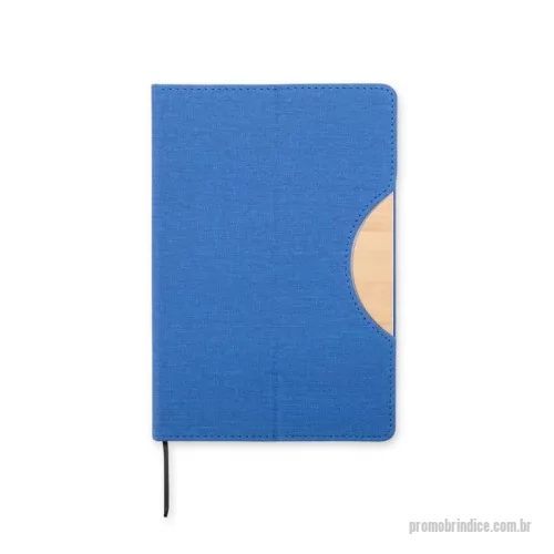 Caderneta personalizada - A nossa caderneta traz funcionalidade e estilo em um design leve e prático. Feita em rPET, com cerca de 96 folhas brancas pautadas, é perfeita para anotações, e conta com um suporte na capa feito de papelão, com revestimento similar ao bambu, ideal para manter o aparelho celular firme. A capa dobrável e flexível facilita o transporte, e o marcador de página em cetim agrega um toque de sofisticação. Cores: AZUL	BEGE	CINZA	LARANJA PRETO	VERDE	VERMELHO	 