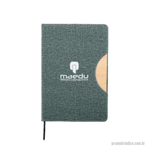 Caderneta personalizada - Feita em rPet, com cerca de 96 folhas brancas pautadas com suporte de papelão, com revestimento similar ao bambu. Capa dobrável e flexível, com marcador de página em cetim.