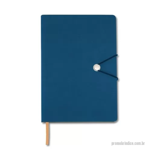 Caderneta personalizada - Caderneta com fecho de pino e elástico de nylon para lacre. Capa em material sintético emborrachado, possui aproximadamente 96 folhas pardas pautadas e marca página em cetim.