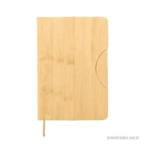 Caderneta personalizada - A caderneta feita para quem valoriza praticidade com um toque de estilo. Feita em plástico, sua capa se assemelha ao charme natural do bambu, chamando a atenção em qualquer lugar. Internamente, o marcador de cetim facilita o acesso às anotações, que ganham vida em 80 páginas brancas pautadas, prontas para organizar suas ideias, listas e inspirações. O grande diferencial? O suporte para celular embutido na capa, perfeito para acompanhar vídeos, chamadas e até mesmo reuniões.