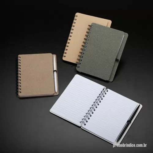Caderneta personalizada - Caderneta Kraft B6 com Porta Caneta  Descrição: Caderneta B6 capa dura em kraft com wire-o e porta caneta. Contém aproximadamente 70 páginas pautadas na cor branca.  Altura :  17,5 cm  Largura :  13,5 cm  Espessura :  1,5 cm  Medidas aproximadas para gravação (CxL):  17,5 cm x 11 cm  Peso aproximado (g):  162