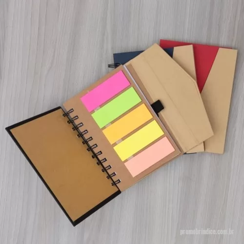 Caderneta personalizada - Caderneta ecológica com autoadesivos e suporte para caneta. Caderneta com capa colorida e abertura lateral imantada, primeira folha com cinco blocos autoadesivos coloridos com aproximadamente 25 folhas e aproximadamente 68 folhas brancas pautadas. Ultima página kraft conta com suporte para caneta em nylon(não acompanha caneta).