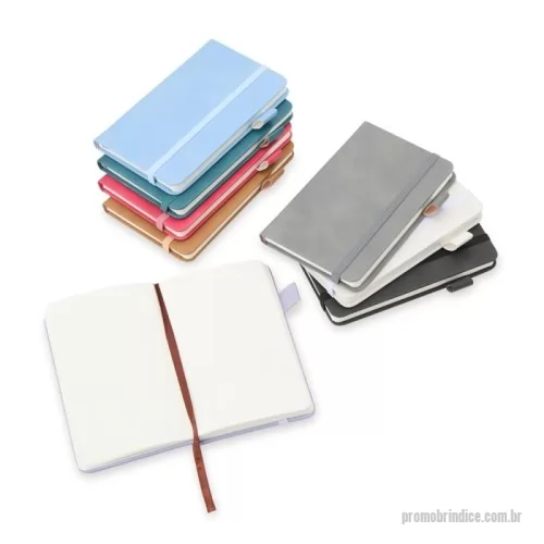Caderneta personalizada - Descrição: Caderneta em PU com marcador de página em cetim e fita elástica para fechar. Contém aproximadamente 80 folhas amareladas sem pauta.  Altura :  14,3 cm  Largura :  9 cm  Espessura :  1,3 cm  Medidas aproximadas para gravação (CxL):  11,5 cm x 6 cm  Peso aproximado (g):  104