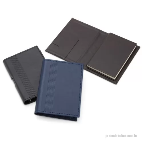 Caderneta personalizada - Caderneta em couro sintético com porta caneta e compartimento para arquivar folhas. Possui aproximadamente 80 folhas marfim sem pauta.
