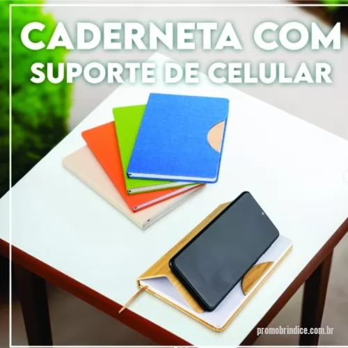 Caderneta personalizada - A nossa caderneta traz funcionalidade e estilo em um design leve e prático. Feita em rPET, com cerca de 96 folhas brancas pautadas, é perfeita para anotações, e conta com um suporte na capa feito de papelão, com revestimento similar ao bambu, ideal para manter o aparelho celular firme. A capa dobrável e flexível facilita o transporte, e o marcador de página em cetim agrega um toque de sofisticação.