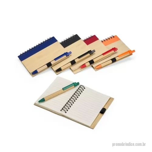 Caderneta personalizada - Um caderno feito para quem deseja anotar ideias e projetos sem abandonar a preocupação com o meio ambiente. Com capa feita em casca de bambu e faixa vertical colorida, ele conta também com encadernação Wire-O e aproximadamente 70 folhas amareladas pautadas. Além disso, o caderno acompanha uma caneta esferográfica de carga azul de 0,8 mm com corpo em papelão e clip, acionamento em clique e ponteira em plástico. A capa contém um elástico para abrigar a caneta junto ao caderno.