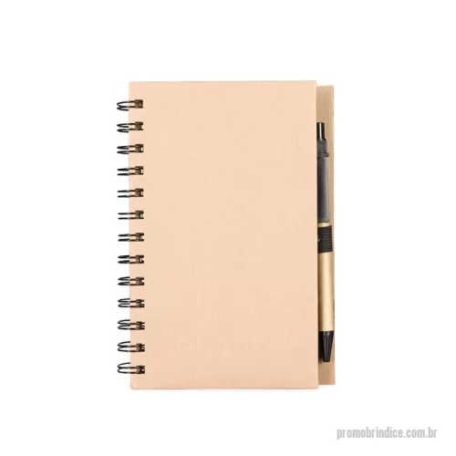 Caderneta personalizada - Um caderno de capa dura em papelão com porta-canetas elástico, encadernação Wire-O e dois bolsos interiores. Contém aproximadamente 70 folhas brancas com pauta além de um bloco com cerca de 20 folhas amarelas autoadesivas. Inclui também seis blocos de marcadores de página coloridos autoadesivos com cerca de 20 unidades cada. Acompanha uma caneta esferográfica com carga azul de 1.0mm com acionamento por clique, corpo em papelão e demais componentes feitos em plástico.