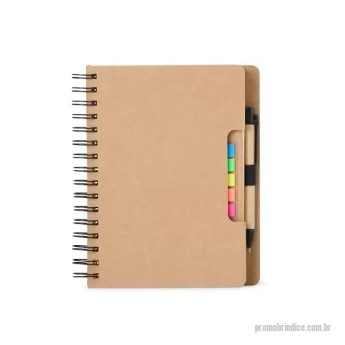 Caderneta personalizada - Caderno Ecológico com Autoadesivos e Caneta – Completo e Sustentável Praticidade e consciência ambiental em um único item! Este caderno ecológico com capa em papelão kraft reúne tudo o que você precisa para se organizar no dia a dia de forma sustentável.  Conta com:  70 folhas pautadas no miolo;  Bloco autoadesivo amarelo com ~20 folhas;  Bloco verde autoadesivo com ~20 folhas;  Cinco blocos autoadesivos coloridos com ~20 folhas cada;  Três blocos coloridos extras com ~20 folhas;  Caneta esferográfica de papelão com clip e ponteira plástica, carga azul 1.0mm e acionamento por clique;  Suporte de nylon interno para segurar os autoadesivos e a caneta.  Ideal para estudos, anotações em reuniões ou como brinde corporativo sustentável.  ???? Especificações Técnicas: Altura: 21,2 cm  Largura: 17,6 cm  Espessura: 2,4 cm  Peso aproximado: 311 g  Material: Papelão kraft (capa), papel offset (interno), nylon (suporte)  Área para gravação:  Caderneta: 19 cm x 10 cm  Caneta: 3 cm x 0,5 cm  Tamanho