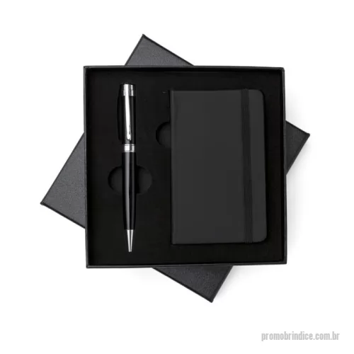 Caderneta personalizada - Kit Executivo 2 Peças com Estojo Personalizável Apresente sofisticação e praticidade com este Kit Executivo 2 Peças, ideal para brindes corporativos e ações promocionais de alto padrão. Acompanha um elegante estojo de papelão rígido, com tampa e parte interna revestida com espuma moldada para acomodação segura e elegante dos itens.  O kit contém: ?? Caneta metálica preta com detalhes em prata e anel central, escrita preta (esferográfica), com acionamento por clique;  ???? Caderneta com capa em material emborrachado, aproximadamente 80 folhas amareladas pautadas, perfeita para anotações do dia a dia;  ????? Placa metálica inclusa, ideal para personalização com o nome ou logotipo da sua marca.  ???? Especificações Técnicas: Altura do estojo: 17 cm  Largura do estojo: 17 cm  Peso aproximado: 235 g  Área para gravação:  Placa metálica: 5,8 cm x 1,9 cm  Caneta: 3,8 cm x 0,8 cm  Caderneta: 12,5 cm x 7,5 cm
