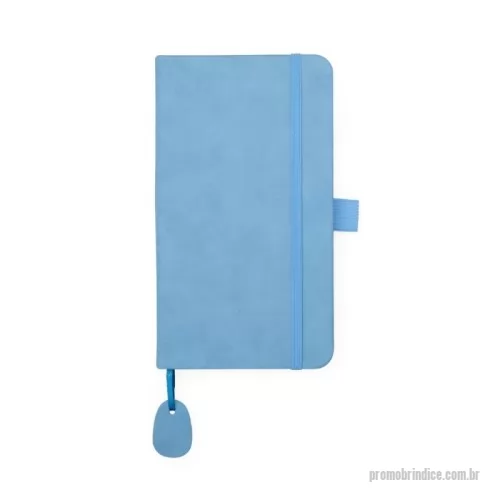 Caderneta personalizada - Caderneta Emborrachada com Suporte para Caneta e Marcador de Página Mantenha sua rotina organizada com estilo e praticidade! Esta caderneta emborrachada é ideal para quem busca eficiência no planejamento diário, seja no trabalho, nos estudos ou nas atividades pessoais.  Com aproximadamente 96 folhas pautadas, oferece espaço amplo para anotações com marcação de data, além de funcionalidades extras que facilitam seu uso no dia a dia:  ???? Página inicial com campos para dados pessoais  ???? Régua de 15 cm integrada à folha, para medições rápidas  ?? Elástico para fechamento que protege o conteúdo  ????? Suporte em nylon para caneta  ???? Fita de cetim com etiqueta, ideal para marcar páginas importantes  ???? Capa em material emborrachado, resistente e elegante  ???? Área de personalização perfeita para brindes e ações promocionais  ???? Especificações Técnicas: Altura: 17,4 cm  Largura: 9,7 cm  Espessura: 1,5 cm  Peso aproximado: 165 g  Área de gravação:  Caderneta: 15 cm x 6 cm  Marcado