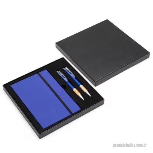 Caderneta personalizada - Kit executivo com três peças, composto por uma caderneta, uma caneta e uma lapiseira. A caderneta possui capa dura em papelão reforçado, fechamento em elástico, cerca de 82 folhas pautadas, bloco de folhas amarelas e outro com marcadores autoadesivos coloridos. A caneta e a lapiseira contam com corpo em plástico e detalhes em bambu. Além disso, a caneta possui carga esferográfica azul de 1,0 mm, enquanto a lapiseira dispõe de grafite de 0,7 mm. Acompanha caixa em papelão com berço em plástico para guardar os itens do conjunto.  Altura: 20,8 cm Largura: 20,8 cm Profundidade: 2 cm Peso aproximado (g): 339 Medidas aproximadas para gravação (CxL): 20 cm x 20 cm (tampa da caixa) - 17 cm x 10 cm (bloco de anotações) - 0,8 cm x 6 cm (caneta/lapiseira) Tamanho total aproximado (CxL): Bloco de Anotação (C X L X E): 18,8 cm x 11,5 cm x 1,3 cm Caneta (C X L): 13,8 cm x 1,5 cm Lapiseira (C X L): 13,7 cm x 1,5 cm