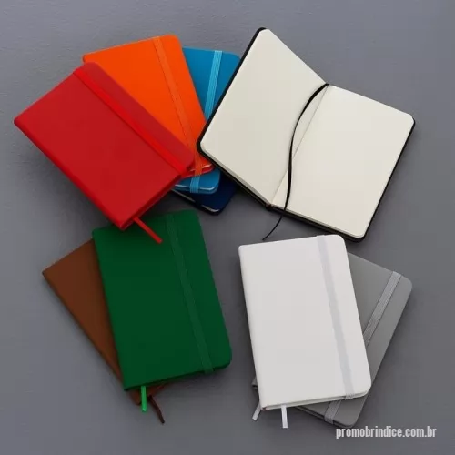 Caderneta personalizada - Descrição: Caderneta com capa emborrachada, marca-páginas em fita de cetim e fechamento em elástico. Possui aproximadamente 80 folhas pardas não pautadas.  Largura :  9 cm  Espessura :  1,4 cm  Comprimento :  14 cm  Medidas aproximadas para gravação (CxL):  7 cm x 12 cm