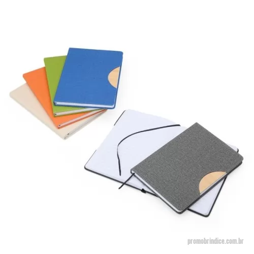 Caderneta personalizada - A nossa caderneta traz funcionalidade e estilo em um design leve e prático. Feita em rPET, com cerca de 96 folhas brancas pautadas, é perfeita para anotações, e conta com um suporte na capa feito de papelão, com revestimento similar ao bambu, ideal para manter o aparelho celular firme. A capa dobrável e flexível facilita o transporte, e o marcador de página em cetim agrega um toque de sofisticação.