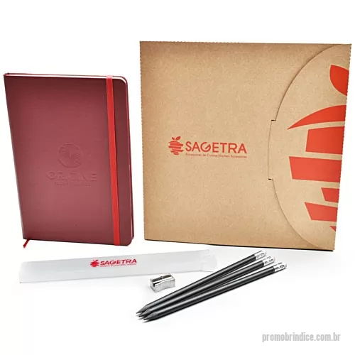 Caderneta personalizada - Kit composto por uma caderneta 14 x 21 cm, 80 folhas ou 160 páginas 0x0 cor e 3 lápis com borracha personalizados em silkscreen 1 cor e acompanha 1 apontador metálico. O revestimento da capa é em courino percalux. Embalagem em papel kraft 300 g com impressão na tampa da caixa e na capa da caderneta em silkscreen 1 cor.  Formato da caixa fechada é de 23,5 x 24,8 x 1,6 cm. Kit fornecido em saco plástico shrink.