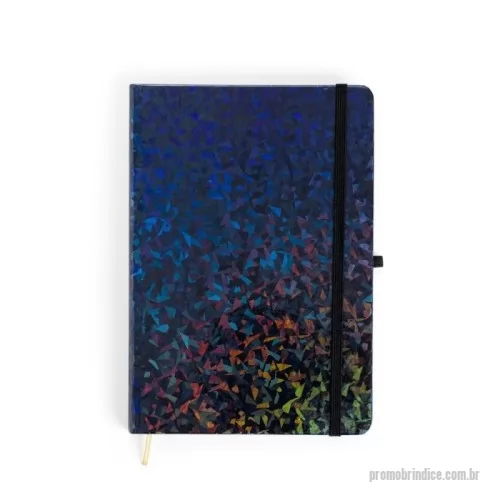 Caderneta personalizada - Caderneta capa dura com estampa holográfica, elástico para fechamento, porta-canetas lateral e marca-páginas em fita de cetim. Possui aproximadamente 80 folhas brancas pautadas de 75 g/m².