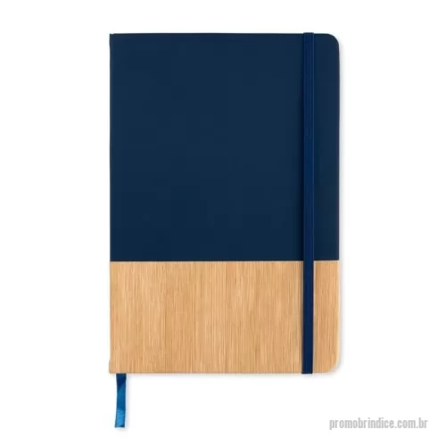 Caderneta personalizada - Caderneta de capa dura em poliuretano (PU) com acabamento que remete ao bambu na parte inferior, elástico para fechamento e marca-página em fita de cetim. Possui aproximadamente 96 folhas marfim pautadas de 80 g/m².