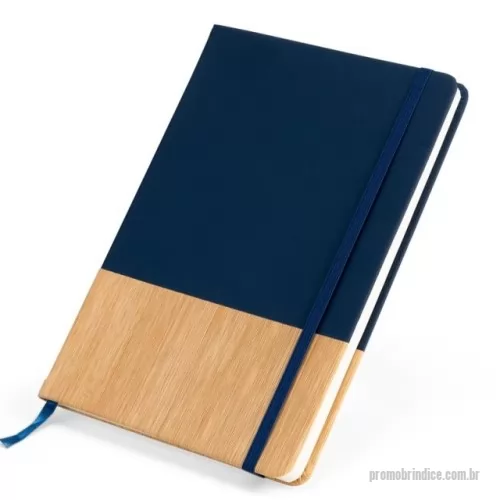 Caderneta personalizada - Caderneta de capa dura em poliuretano (PU) com acabamento que remete ao bambu na parte inferior, elástico para fechamento e marca-página em fita de cetim. Possui aproximadamente 96 folhas marfim pautadas de 80 g/m².