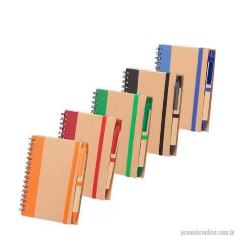 Caderneta personalizada - Caderno com capa em papel kraft, encadernação Wire-O, elástico para fechamento, suporte para canetas lateral elástico e aproximadamente 70 folhas pautadas em papel offset na cor marfim. Acompanha uma caneta em papelão com ponteira, clipe e acionamento por clique em plástico e carga esferográfica azul de 1,0mm.  Altura :  14,4 cm