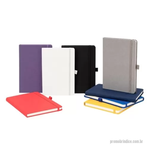 Caderneta personalizada - Caderneta A5 personalizada com capa dura em poliuretano (PU), elástico para fechamento, suporte lateral para caneta e marca-página em fita de cetim. Possui aproximadamente 80 folhas pautadas na cor marfim, oferecendo praticidade para anotações em reuniões, treinamentos, eventos e no dia a dia. Ideal para brindes corporativos, kits de onboarding, feiras, congressos, ações promocionais e presentes para clientes e colaboradores. A capa possui ampla área para personalização com logotipo, nome ou identidade visual da empresa, tornando a caderneta uma opção útil, elegante e com ótima exposição de marca. Medidas aproximadas: 14,6 x 21,1 x 1,4 cm. Área de gravação: 20 x 13 cm. Peso aproximado: 276 g.