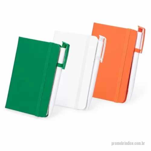 Caderneta personalizada - Caderneta personalizada com capa emborrachada, elástico para fechamento e porta-caneta lateral. Possui aproximadamente 80 folhas marfim sem pauta, sendo uma opção prática para anotações, reuniões, treinamentos, eventos e uso no dia a dia. Compacta e funcional, é ideal para brindes corporativos, kits de onboarding, ações promocionais, feiras e presentes para clientes e colaboradores. A capa oferece ampla área para personalização com logotipo ou identidade visual da empresa. Medidas aproximadas: 9 x 14 x 1,4 cm. Área aproximada de gravação: 12 x 8 cm. Peso aproximado: 105 g. Não acompanha caneta.